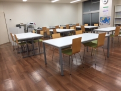 仕切りのない教室で個人指導